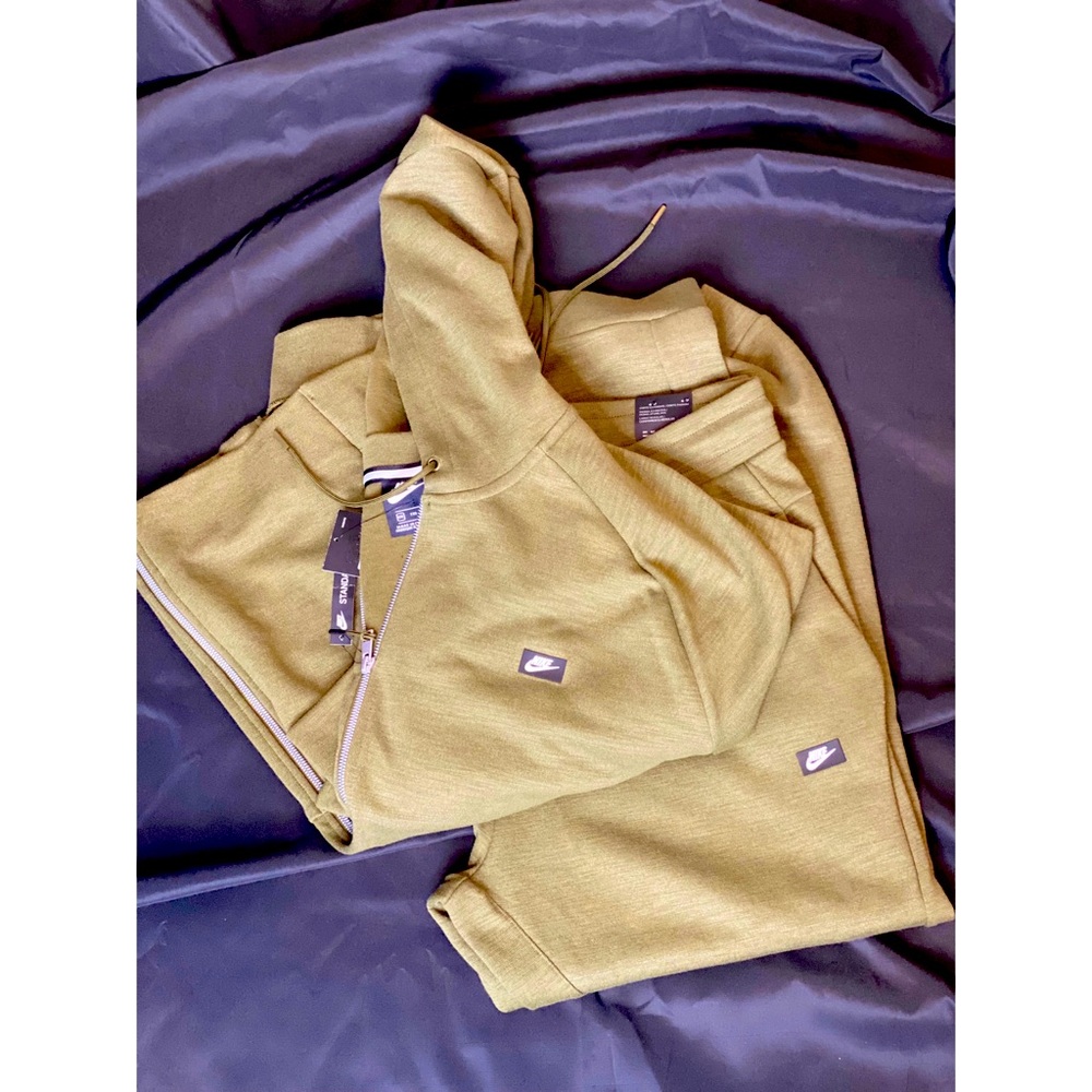 NIKE TRACK SUIT